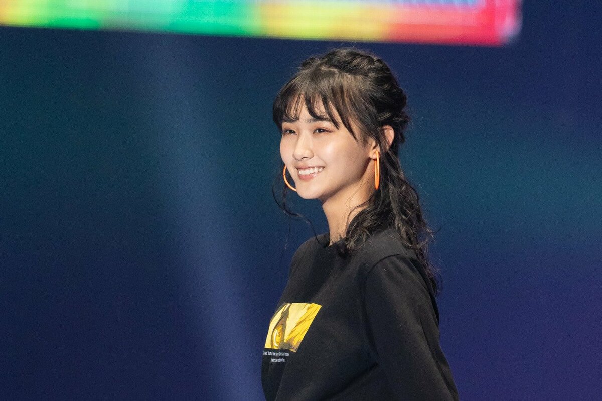 欅坂46がTGCに登場、グループ最年少・山崎天が“笑顔”でランウェイ 