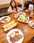 みきママ、1枚500円のステーキで作った夕食「速攻でできました!」
