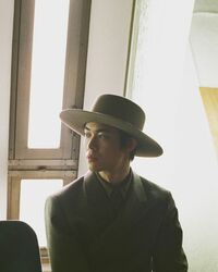 「はぁ男前ですね」「お写真の世界観ステキ」宮沢氷魚、アンニュイな雰囲気漂うオフショットに反響