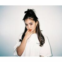 藤田ニコル、黒リボンの“ハーフアップ”ヘア姿を披露し「ハリウッド女優のよう」「カッコ良すぎ」と反響