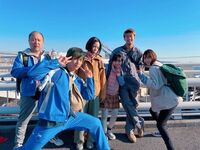 飯豊まりえ、竹内涼真らとの仲睦まじいドラマオフショットに「現場の雰囲気良さそう」「もう家族みたい」と反響