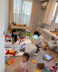 アレクサンダー『オモチャひっくり返して　遊ぶ男の子たち』