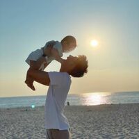 「絵になりすぎ」「ステキな写真」“しゅんまや”前田俊の愛娘を抱き上げたほっこりショットにファン絶賛