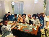 川谷絵音、小籔千豊・バイきんぐ小峠らと蜷川実花を囲む豪華な集合ショットに驚きの声