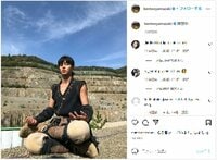 山﨑賢人のリラックスした表情で迷瞑想をする姿にファン絶賛「何しててもイケメン」「どんな場所でも絵になる」