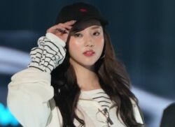 「CanCam」専属モデルになった中町綾、脚の長さが際立つカジュアルスタイルでランウェイに登場、歓声沸く