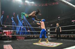 “身体能力オバケ”なレスラーが話題 飛んで、回って…驚異の身体能力に「鳥人間ですね」放送席も驚愕