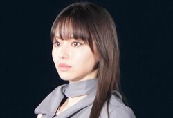 “圧巻美ボディ”山本舞香、右肩から素肌チラリな大人コーデで堂々ランウェイ！視聴者熱狂「エグかわ」「次元が違う」