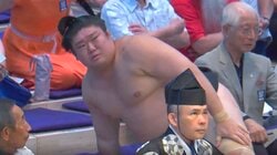 「え？」「どうした」まさかの“仕切り直し”に力士は呆然 行司「はっきよい」も…異例の光景に館内もどよめく