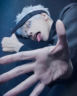 コスプレイヤー・ウィルが「呪術廻戦」4巻表紙の五条悟を完全再現！「本物ですやん」とファン鳥肌