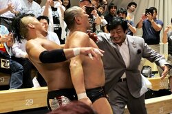小橋建太が鈴木みのるに逆水平チョップ！　水と油の鈴木＆丸藤が再会…『TAKAYAMANIA』が起こした数々の奇跡