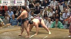 「お？なんだ」「ひさびさみた」館内どよめく一瞬の“妙技” 相手力士、両手を土俵につく「珍しいな」「技で勝った」ファンも注目