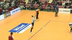 サーブの軌道がおかしい… 女子バレー、“ストン”と落ちる魔球でエース 味方ベンチは歓喜のダンス