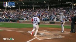 「ちゃんとチェックしなきゃ…うわっ」鈴木誠也・豪快6号で生還の瞬間を見ていた球審＆相手捕手 まさかのずっこけに「ビクッ！」とシンクロ