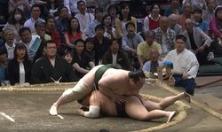 大相撲で衝撃結末… どうしてこうなった？ 182キロ巨漢力士が体重“全部のせ” 館内どよめき