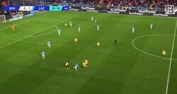 敵が３人いても関係ねえ！ 鎌田大地が「マジで上手い！」“圧巻キープ”を披露！ 29試合ぶりアシスト記録の日本代表MFがテクニックとボディーバランスを見せつけた瞬間