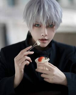 中国人コスプレイヤー・夙胤言生、「呪術廻戦」五条悟の“甘味好き”設定を活かした誕生日コス披露