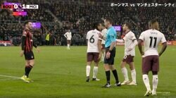 あわや乱闘発生か！背後からヒザ蹴り→投げ飛ばす危険プレーが起きた瞬間　相手を挑発して退場させたかった疑惑も！悪質ファウルに大ブーイングの嵐