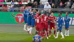 殺人タックルでの大乱闘に続き… 同時多発的に2度目の大乱闘が発生！ 止めに来た選手がブチギレ→メンチ切りから掴み合いで再び揉める瞬間　遠藤航も仲裁に入る緊急事態