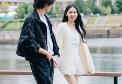 スケスケミニスカートから美太ももあらわ！18歳美人モデルにイケメン俳優が後ろから抱き着き…大胆スキンシップにスタジオ悲鳴『オオカミくん』9話