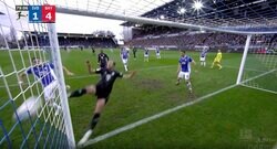 もはや交通事故レベル！「死ぬだろ…」「これはエグい」爆速スピードで体ごとゴールポストに大激突→ネットを破って貫通した瞬間　怪物FWが無念の負傷交代