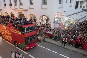 「人が広場を埋め尽くした」W杯で躍進したモロッコ代表が母国凱旋＆パレード！ ファンは大声援「アルゼンチンより行儀が良い」