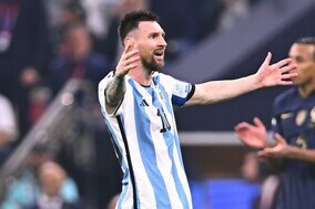 「メッシが全てだ」敵国フランス紙もアルゼンチン代表主将を称賛！「史上最も美しくシュールな決勝戦で…」【W杯】