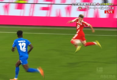 驚愕！17歳神童の“芸術的トラップ”が「メッシすぎる」後方からのパスをアウトサイドで完璧に操った瞬間「バイエルン・ファンは幸せ」