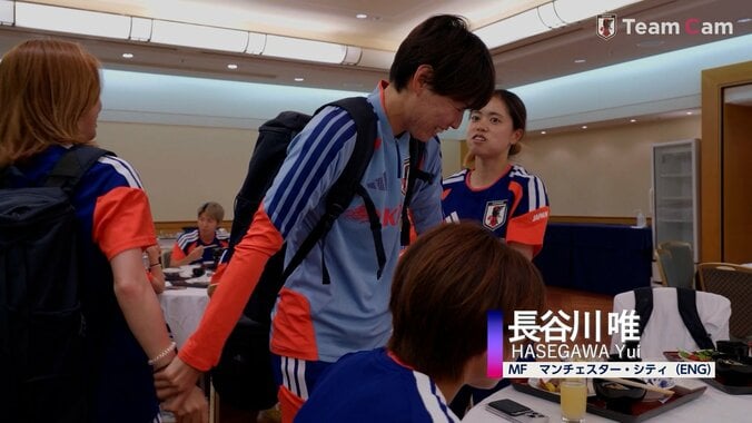長谷川唯「ねえー、離さないで」清水梨紗と“熱烈ハグ”でルンルン！なでしこのワチャワチャ舞台裏「シャワー浴びた？」で爆笑 5枚目