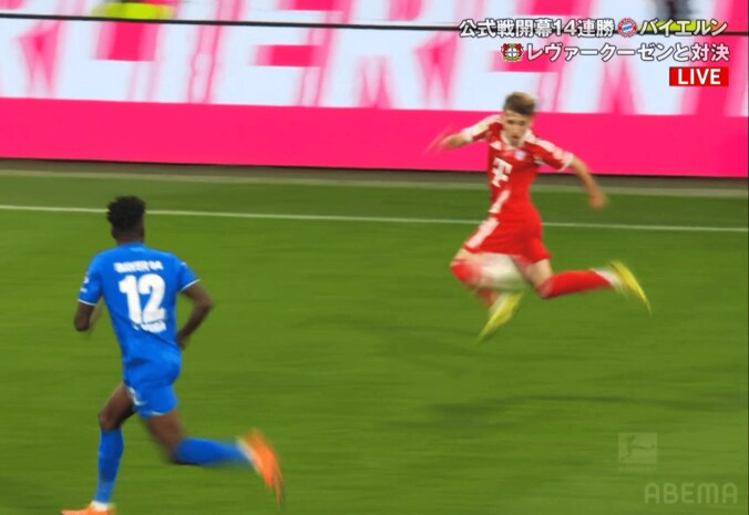 後方からのボールを左足アウトサイドで操るカール