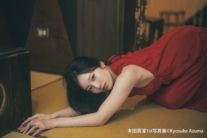 【写真・画像】本田真凜、赤ドレスでノスタルジームード漂う1枚 1st写真集から先行カット第5弾　1枚目