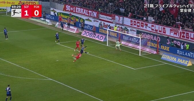 【写真・画像】ふざけるなよ！ 堂安律に“極悪スライディング”炸裂→相手DFが逆ギレ！「退場だろ」「レッド出せよ」 危険なラフプレーに大ブーイングの嵐　1枚目