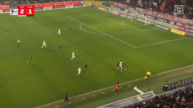 衝撃！日本代表MFが“股抜きドリブル”で相手2人を無力化「ぶち抜いた」「そこ突破するのバケモノ」鈴木唯人の決定機演出にスタジアム騒然 4枚目