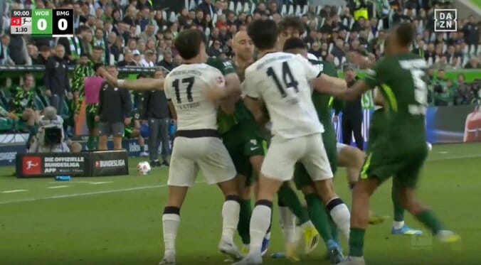 大乱闘が勃発！ 高井幸大＆町野修斗に“まさかの展開”「何があった？」「これはアカン」試合終盤に両チーム一気にヒートアップ…スタジアム騒然 4枚目