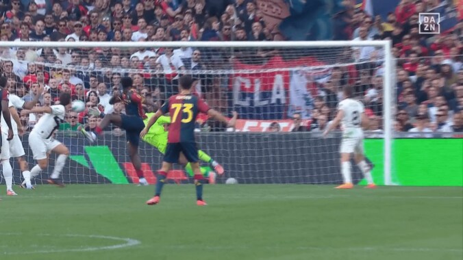 衝撃！鈴木彩艶が“神業セーブ”「ほんとに人間か？」「猫みたいな反射神経」至近距離弾を右手１本で弾いた瞬間「今季最優秀やろ」 5枚目