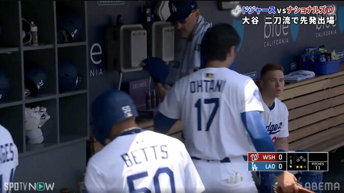 グラブと帽子を手にする大谷