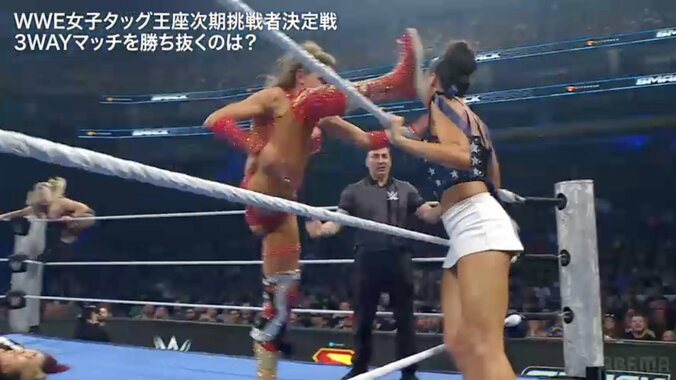 【映像】「すごい角度」女子レスラー、超開脚で“顔面スタンプ”