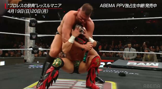 素顔がさらされるのを必死で阻止しようとするドラゴン・リーだったが