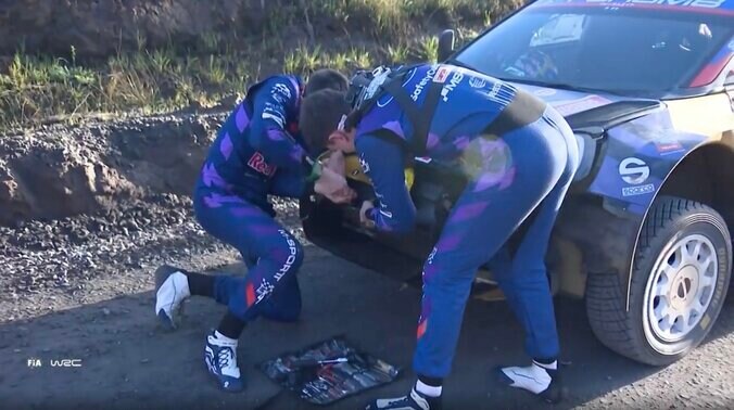 信じられない！世界最速ラリー車が柵に激突→“バンパー丸ごと”脱落 チーム公式Xも「危なかった」それでも走る衝撃光景 2枚目