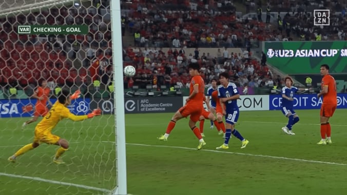 「横綱昇進だ」日本代表MFの“超速弾”に中国守備陣が唖然！「万里の長城を大関が破った」「振りまで速い！」無失点の“壁”を粉砕【U23アジアカップ】 4枚目