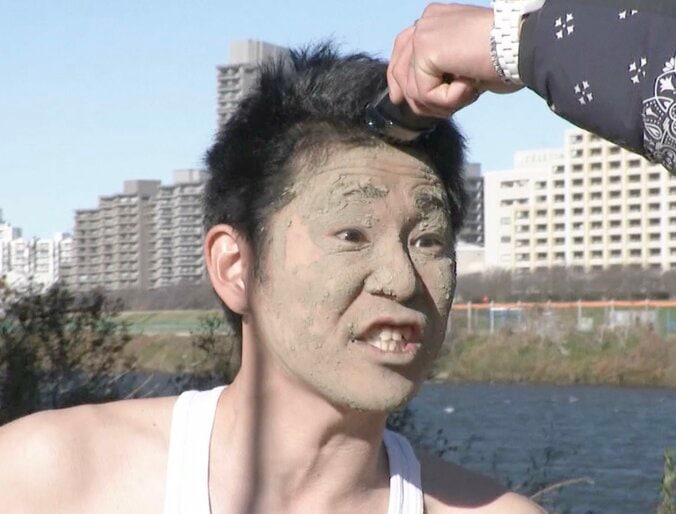 【写真・画像】人気芸人、ロケ中にバリカンで衝撃の髪型に「大丈夫！？」心配の声　1枚目