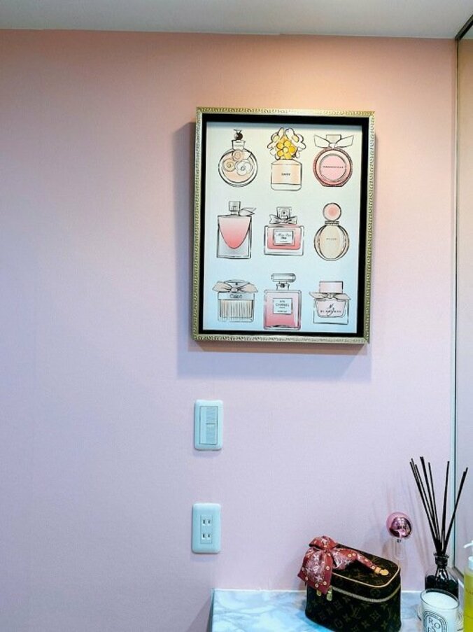 渡辺美奈代、DIYで壁一面ピンクにしたパウダールームを公開「ちょっと雑なところもありますが」 1枚目