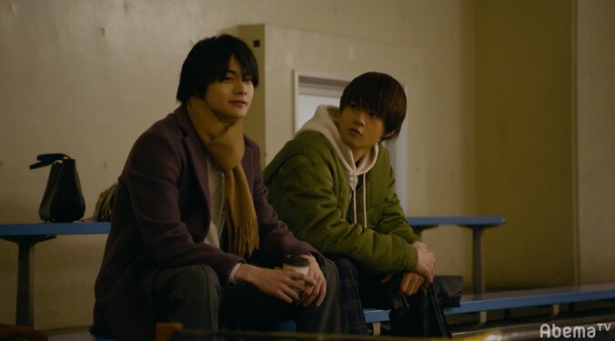 眠る芽衣（飯豊まりえ）のおでこに優しくキス…航太（佐野勇斗）の切なぎる決断に視聴者涙　「僕だけが17歳の世界で」第7話 3枚目