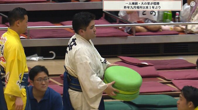 「粗末に扱うなw」大の里の“超デカい”副賞を呼出が… まさかのオモシロ光景に「クルクルと…」実況思わずツッコミ 2枚目