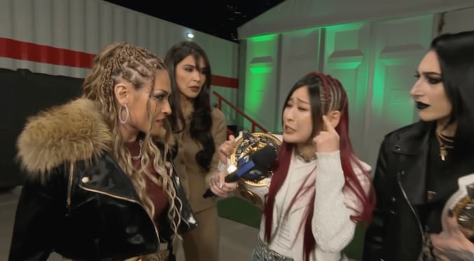 ジュリア（写真左）がイヨらと舌戦