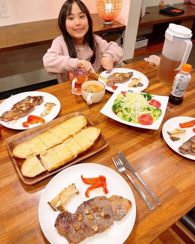  みきママ、1枚500円のステーキで作った夕食「速攻でできました！」  1枚目