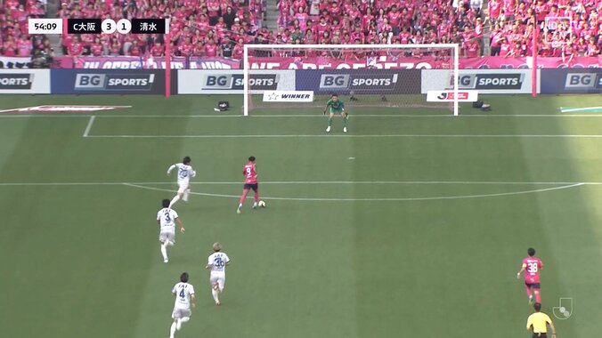 「ちょっと泣いたの俺だけ？」「シンジカガワすぎる」海外挑戦の北野颯太がレジェンド彷彿の超絶アシスト「置き土産やな」一撃必殺のスルーパス炸裂の瞬間 5枚目