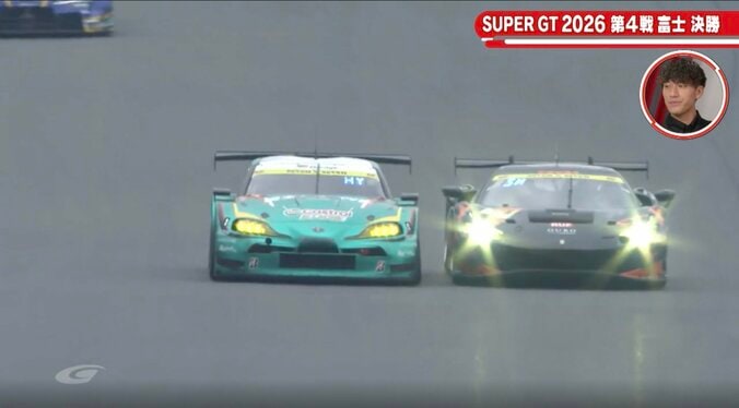 【写真・画像】「譲りたくても譲れない」首位攻防バトルの真っ只中に…GT300トップ2台に“割って入る”驚異の瞬間 あわや接触も巧みな動きに称賛　1枚目