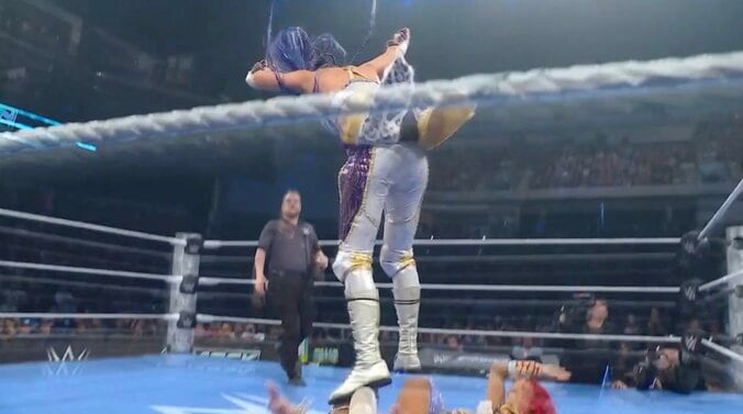 最上段からスタンプを見舞うジュリア