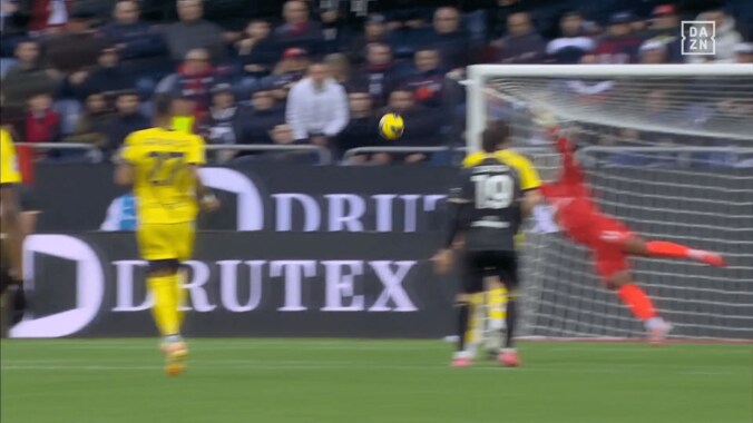 鈴木彩艶が唖然…衝撃の“縦回転キャノン砲”にスタジアム震撼！「ゴラッソすぎてノーチャンス」「こっちのコマンもすごい」 3枚目